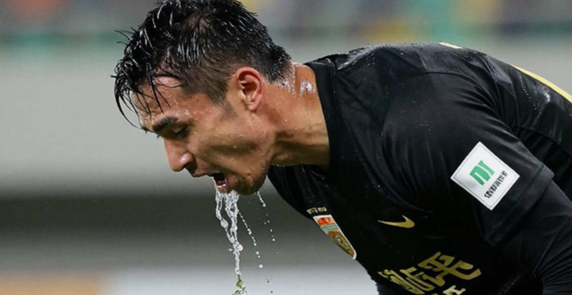 Doan Ngoc Tan sidelined for 4 weeks after Van Hau's tackle Doan Ngoc Tan sidelined for 4 weeks after Van Hau's tackle