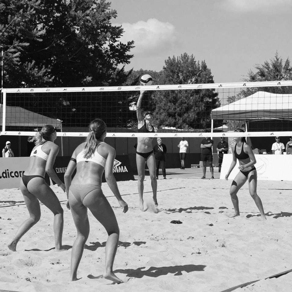 Khoảnh khắc HLV Terzić rời ghế hé lộ chiều sâu thật sự của Serbia trước Ba Lan